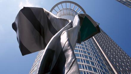 Vor einem Bankengebäude in Frankfurt ist eine Kunstskulptur zu sehen. 
