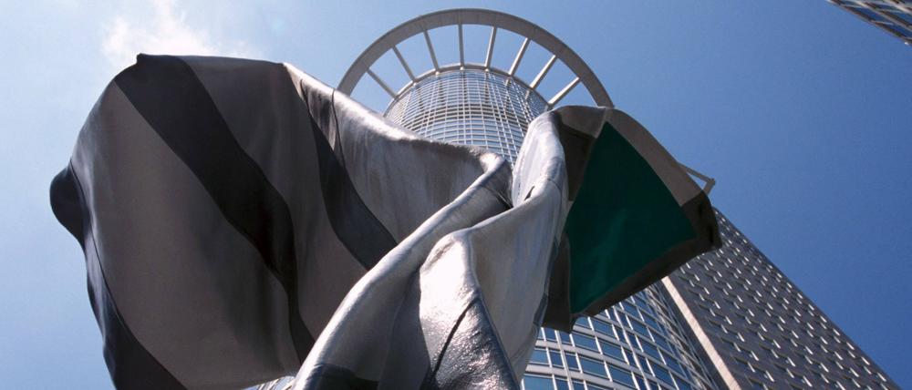 Vor einem Bankengebäude in Frankfurt ist eine Kunstskulptur zu sehen. 