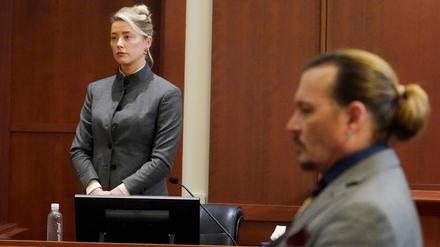 Amber Heard und Johnny Depp sehen zu, wie die Jury den Gerichtssaal des Fairfax County Circuit Courthouse verlässt.