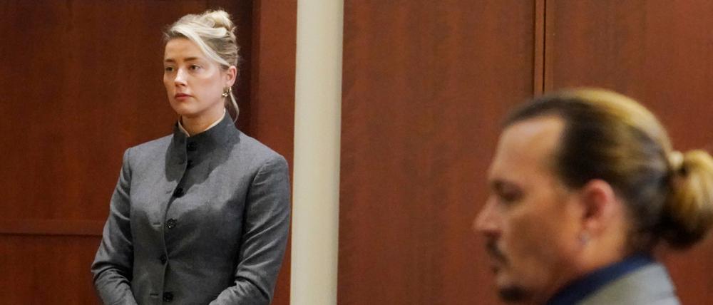 Amber Heard und Johnny Depp sehen zu, wie die Jury den Gerichtssaal des Fairfax County Circuit Courthouse verlässt.