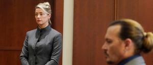 Amber Heard und Johnny Depp sehen zu, wie die Jury den Gerichtssaal des Fairfax County Circuit Courthouse verlässt.