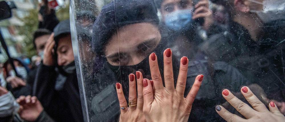 Demonstrierende Frauen stoßen auf einer Demo gegen den Ausstieg aus der Instanbul-Kovention mit der türkischen Polizei zusammen.