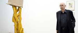 Claes Oldenburg steht in einer Ausstellung im Kölner Museum Ludwig.  