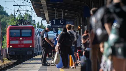 Das 9-Euro-Ticket treibt deutlich mehr Menschen in die Bahnen.