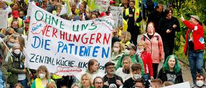 Beschäftigte der sechs Universitätskliniken beteiligen sich mit einem Plakat "Ohne uns verhungern die Patienten" am landesweiten Streik der Pflegekräfte.