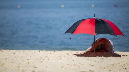 Wer am Mittwoch am Strand war, hatte hoffentlich einen Sonnenschirm (Archivbild).