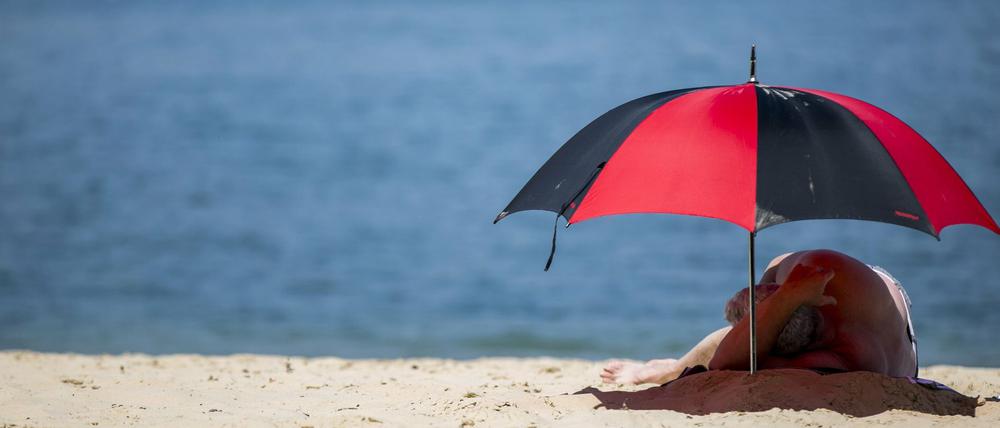 Wer am Mittwoch am Strand war, hatte hoffentlich einen Sonnenschirm (Archivbild).