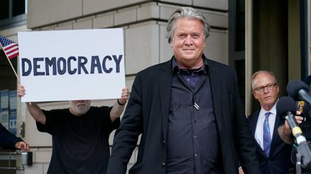 Steve Bannon, ehemaliger Chefstratege von Ex-Präsident Trump, verlässt das Bundesgericht.