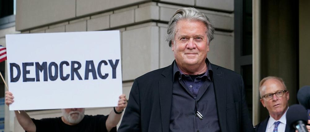 Steve Bannon, ehemaliger Chefstratege von Ex-Präsident Trump, verlässt das Bundesgericht.