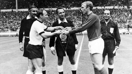 Uwe Seeler (l.) führte im WM-Finale 1966 gegen England das deutsche Team als Kapitän an.