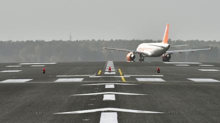 Asphalt, der der Hitze trotzt: die 2015/16 sanierte Nordbahn des Schönefelder Flughafens.