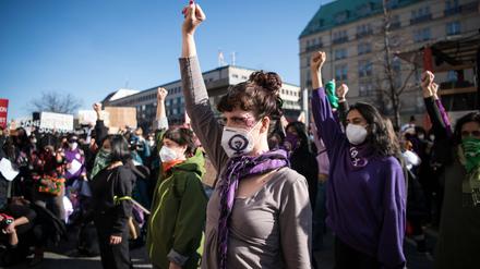 8. März 2021: Am Frauentag demonstrieren Frauen am Brandenburger Tor in Berlin für ihre Rechte.