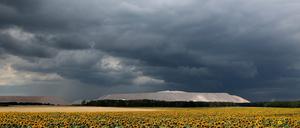 Eine Gewitterfront zieht über die Kalihalden bei Zielitz in Sachsen-Anhalt (Archivbild).