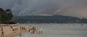 Rauch steigt über einen Wald in der Nähe der französischen Sanddüne Dune du Pilat auf. 
