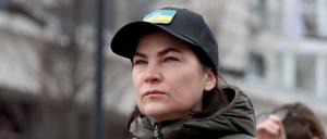 Die damalige Generalstaatsanwältin der Ukraine, Iryna Wenediktowa, in Butscha (Archivbild).