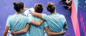 Beim Abschlusstraining der deutschen Nationalmannschaft gehen drei Spielerinnen aufs Feld.