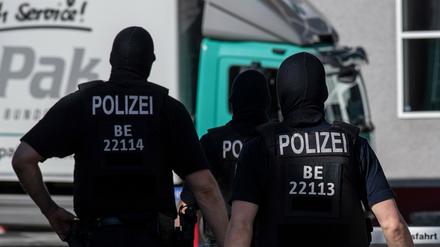 Polizisten bei einer Razzia in Berlin (Archivbild)