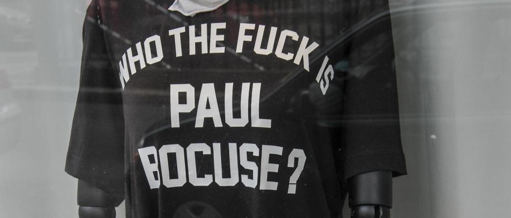 Wer war noch mal dieser Bocuse? Ein T-Shirt im Fenster des "Nobelhart & Schmutzig" an der Friedrichstraße vor einigen Jahren.