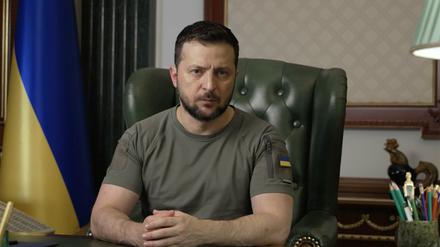 Wolodymyr Selenskyj, Präsident der Ukraine, hält seine nächtliche Videoansprache an die Nation.