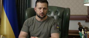 Wolodymyr Selenskyj, Präsident der Ukraine, hält seine nächtliche Videoansprache an die Nation.