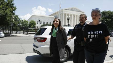 Alexandria Ocasio-Cortez wird vor dem US-Kapitol abgeführt. Sie demonstrierte für das Recht auf Abtreibung.