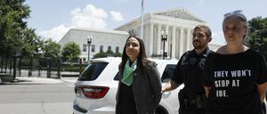 Alexandria Ocasio-Cortez wird vor dem US-Kapitol abgeführt. Sie demonstrierte für das Recht auf Abtreibung.