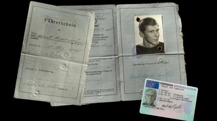 Ein alter Führerschein von 1963 und ein neuer Führerschein von 2022 im Scheckkartenformat.