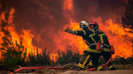 In Frankreich löschen Feuerwehrleute einen Waldbrand bei La Teste-de-Buch.