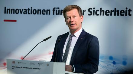 Der Chef der Deutschen Bahn, Richard Lutz, bei der Ankündigung des Sicherheitskonzepts am Donnerstag im Bahnhof Südkreuz.