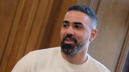 Sieben Kinder und trotzdem gut lachen: Rapper Bushido kann Bundespräsident Frank-Walter Steinmeier als Ehrenpaten seiner Drillinge begrüßen.