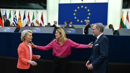 Die neue Präsidentin des Europäischen Parlaments (EP), Roberta Metsola - in der Mitte mit Kommissionspräsidentin Ursula von der Leyen und dem tschechischen Regierungschef Petr Fiala als neuem Ratspräsidenten der EU - stößt auf Widerstand bei ihrem Plan, ihren Mitarbeiter Alessandro Ciochetti zum neuen Generalsekretär des EP zu befördern.
