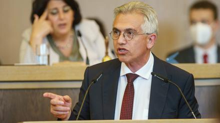 Der Frankfurter Oberbürgermeister Peter Feldmann (SPD) spricht zu Beginn der Stadtverordnetenversammlung im Römer. 