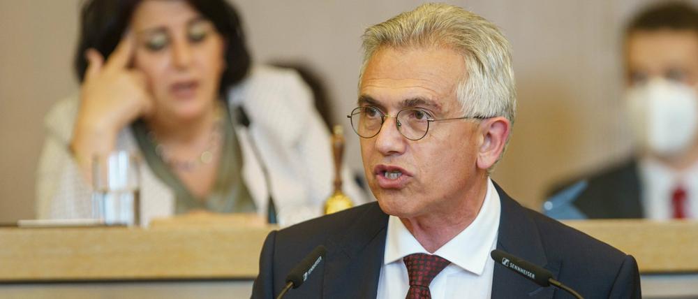Der Frankfurter Oberbürgermeister Peter Feldmann (SPD) spricht zu Beginn der Stadtverordnetenversammlung im Römer.