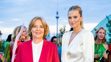 Neuer Schub für den Feminismus. Bundestagspräsidentin Bärbel Bas (SPD, l) und Toni Garrn, Model, nehmen an der Veranstaltung Frauen 100 auf der Dachterrasse des Hotel de Rome teil. 