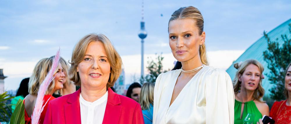 Neuer Schub für den Feminismus. Bundestagspräsidentin Bärbel Bas (SPD, l) und Toni Garrn, Model, nehmen an der Veranstaltung Frauen 100 auf der Dachterrasse des Hotel de Rome teil.