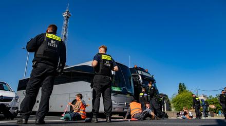 Demonstranten der Gruppe «Letzte Generation» sitzen am ehemaligen ICC Berlin auf der Straße und blockieren den Verkehr.