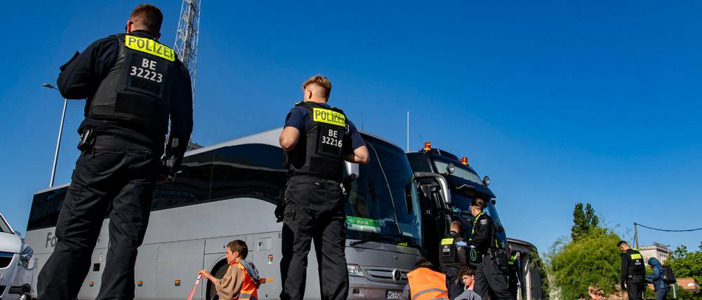 Demonstranten der Gruppe «Letzte Generation» sitzen am ehemaligen ICC Berlin auf der Straße und blockieren den Verkehr.