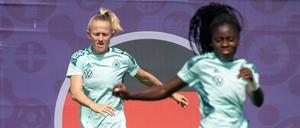 Lea Schüller (l) und Nicole Anyomi am Dienstag beim Training.