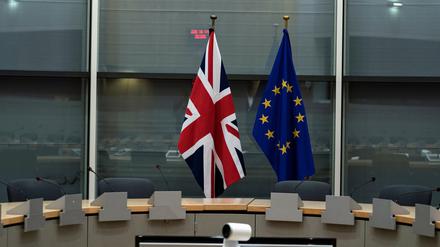 Die Flaggen Großbritanniens und der EU. 