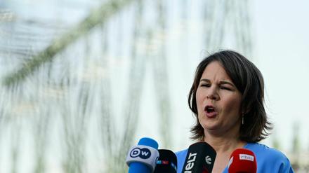 Beschädigt sie mit der „feministischen Außenpolitik“ die deutsche Diplomatie? Die Union warnt Annalena Baerbock, hier auf Sommerreise, davor.