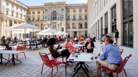 Besucher im Café im Schlüterhof des Humboldt Forums.