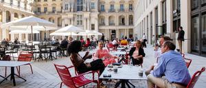 Besucher im Café im Schlüterhof des Humboldt Forums.