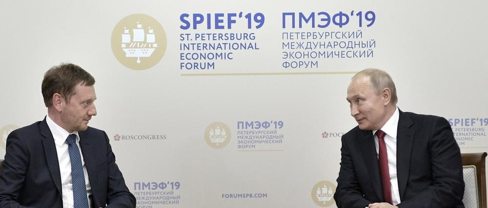 Sachsens Ministerpräsident Michael Kretschmer und der russische Präsident Wladimir Putin 2019 in St. Petersburg.