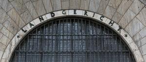 Ein Minibagger im Wert von rund 40.000 und ein Anhänger mit Kompressor für etwa 20.000 Euro wurden entwendet.