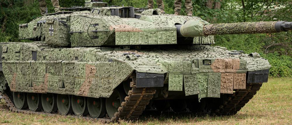 Soldaten stehen auf dem Truppenübungsplatz Munster auf einem Leopard-Panzer.