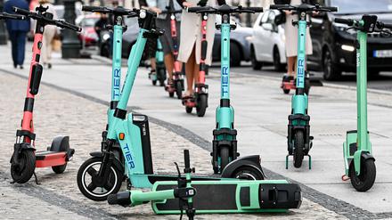 E-Scooter stehen noch immer häufig auf Berlins Gehwegen herum.