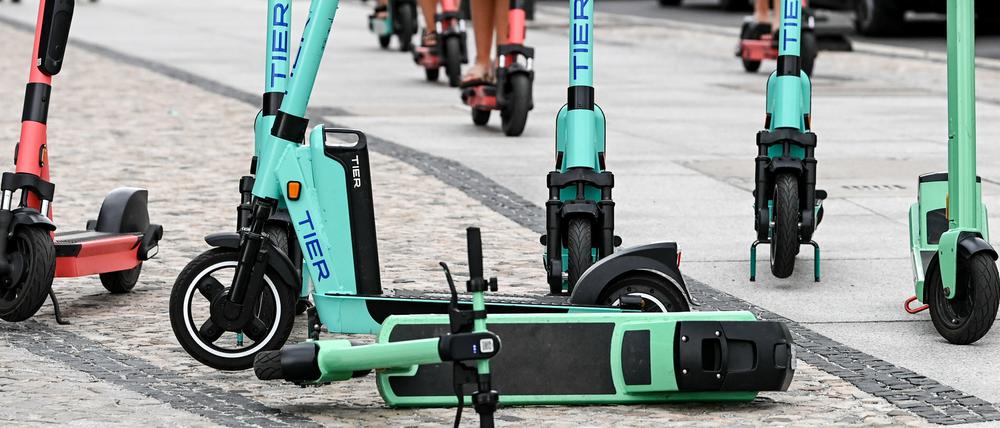 E-Scooter stehen noch immer häufig auf Berlins Gehwegen herum.
