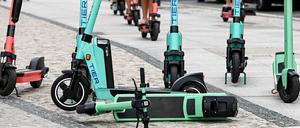E-Scooter stehen noch immer häufig auf Berlins Gehwegen herum.