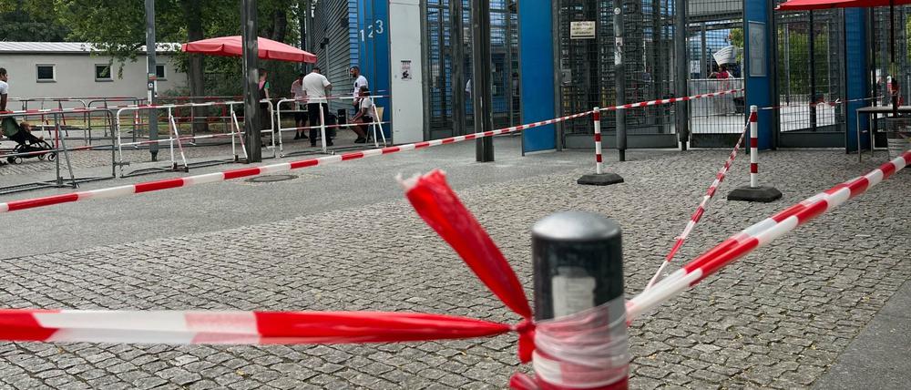Der Eingang des Columbiabads in Neukölln – hier hat die Berliner Polizei eine mobile Wache eingerichtet.