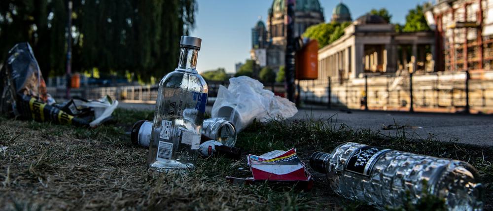 Müll liegt auf einer Wiese im James-Simon-Park. Immer wieder musste dort die Polizei wegen Alkoholexzessen einschreiten. Damit soll nun Schluss sein.